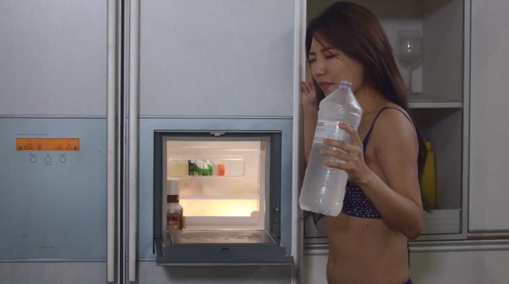 phim sex loạn luân mẹ con việt Kỷ niệm 10 năm kết hôn, Gã chồng phát hiện vợ yêu chịch nhau với bạn thân